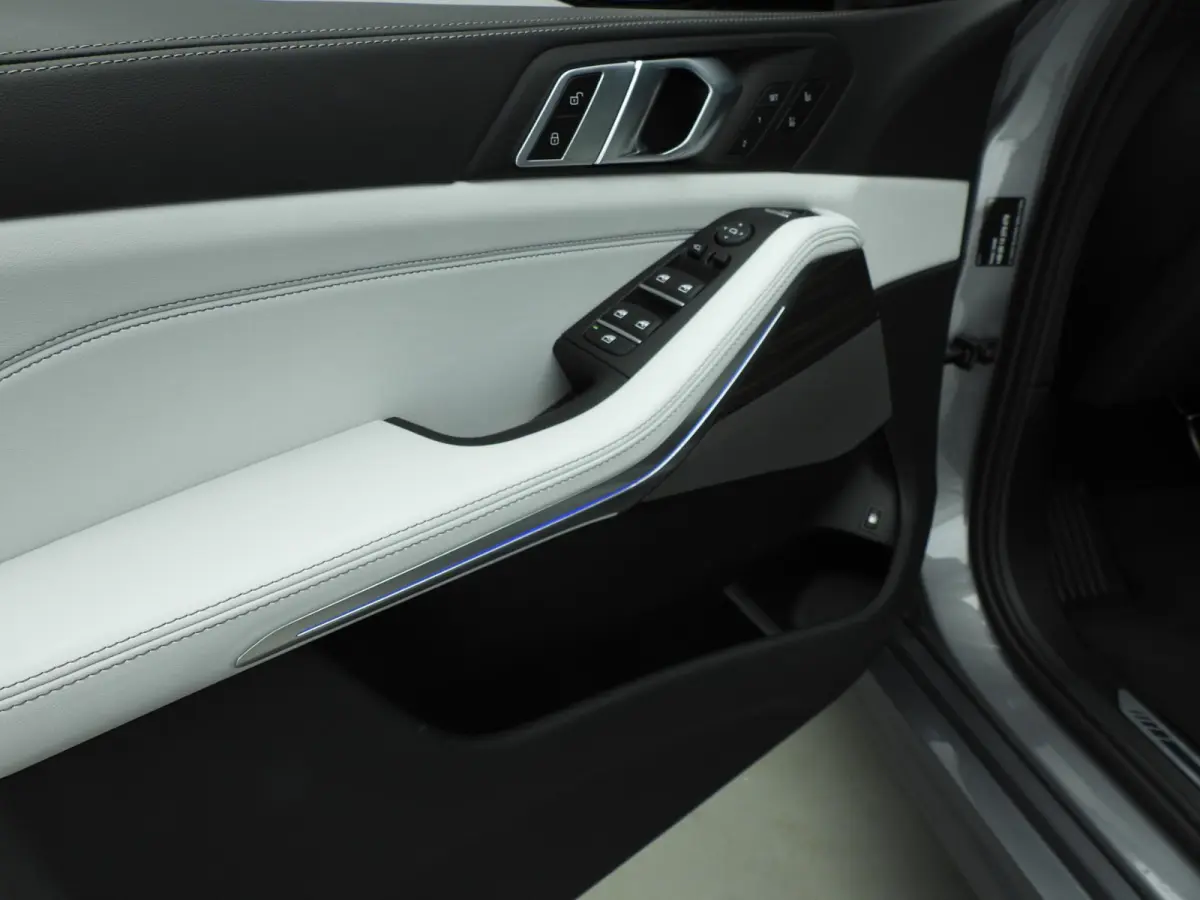 xDrive50e | M-Sportpakket | LED | HUD | Active cruise | Trekhaak | Panoramadak | Comfortzetels | DAB | Harman-kardon sound | Alu 21 inch