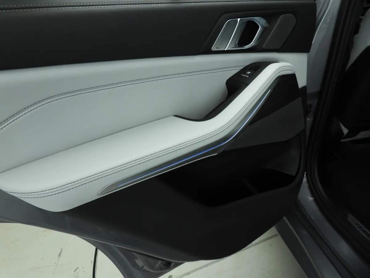 xDrive50e | M-Sportpakket | LED | HUD | Active cruise | Trekhaak | Panoramadak | Comfortzetels | DAB | Harman-kardon sound | Alu 21 inch