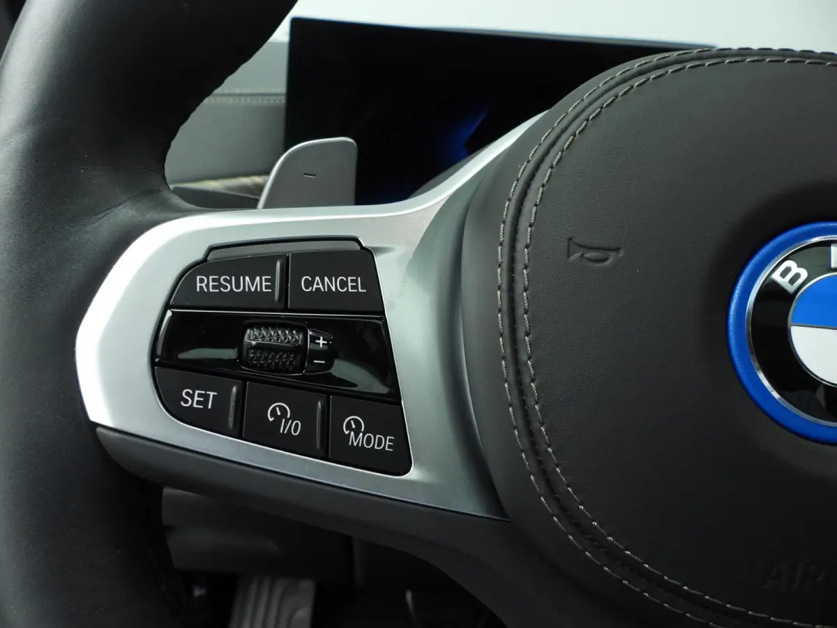 xDrive50e | M-Sportpakket | LED | HUD | Active cruise | Trekhaak | Panoramadak | Comfortzetels | DAB | Harman-kardon sound | Alu 21 inch