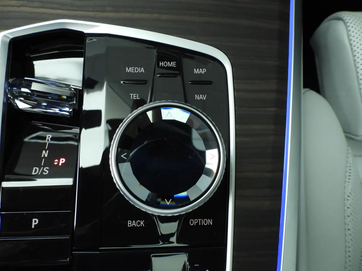 xDrive50e | M-Sportpakket | LED | HUD | Active cruise | Trekhaak | Panoramadak | Comfortzetels | DAB | Harman-kardon sound | Alu 21 inch