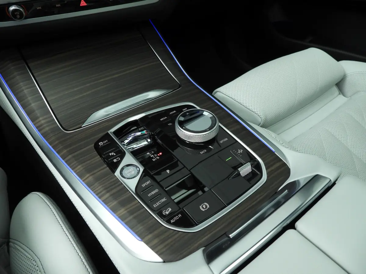 xDrive50e | M-Sportpakket | LED | HUD | Active cruise | Trekhaak | Panoramadak | Comfortzetels | DAB | Harman-kardon sound | Alu 21 inch