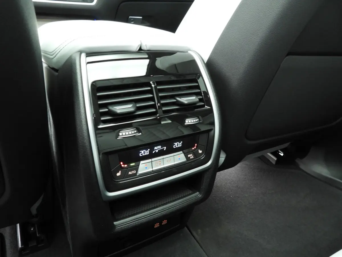 xDrive50e | M-Sportpakket | LED | HUD | Active cruise | Trekhaak | Panoramadak | Comfortzetels | DAB | Harman-kardon sound | Alu 21 inch
