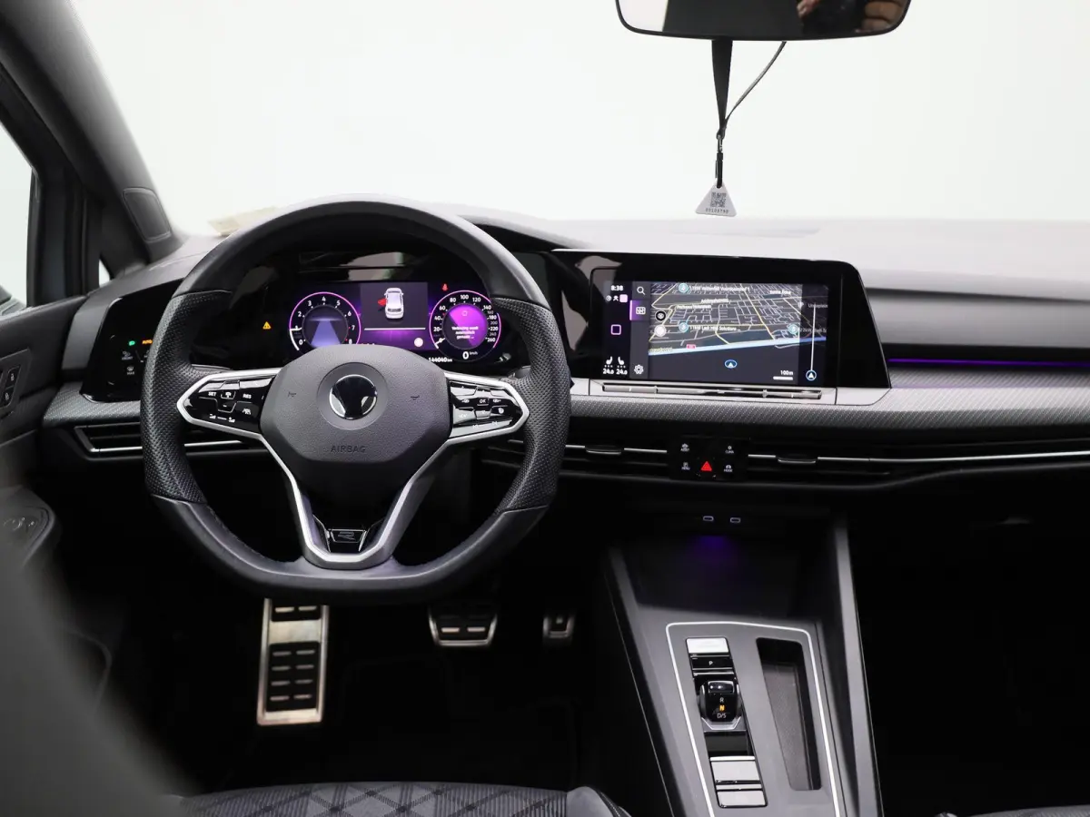 1.5 eTSI Aut. R-Line | Panoramadak | IQ Light | BlackStyle | Winterpakket | HeadUp Display | 18" Velgen |