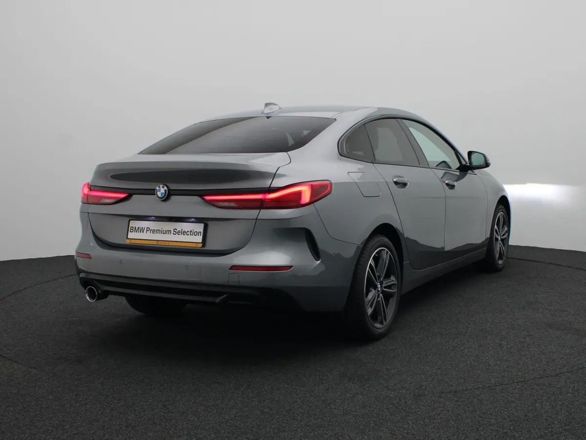218i | Comfort Pack | Achteruitrijcamera | Elektrisch verwarmde voorstoelen | Parking Assistant | Stuurwielrand verwarmd | 17''