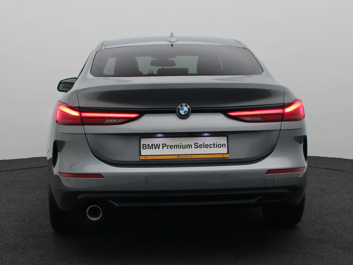 218i | Comfort Pack | Achteruitrijcamera | Elektrisch verwarmde voorstoelen | Parking Assistant | Stuurwielrand verwarmd | 17''