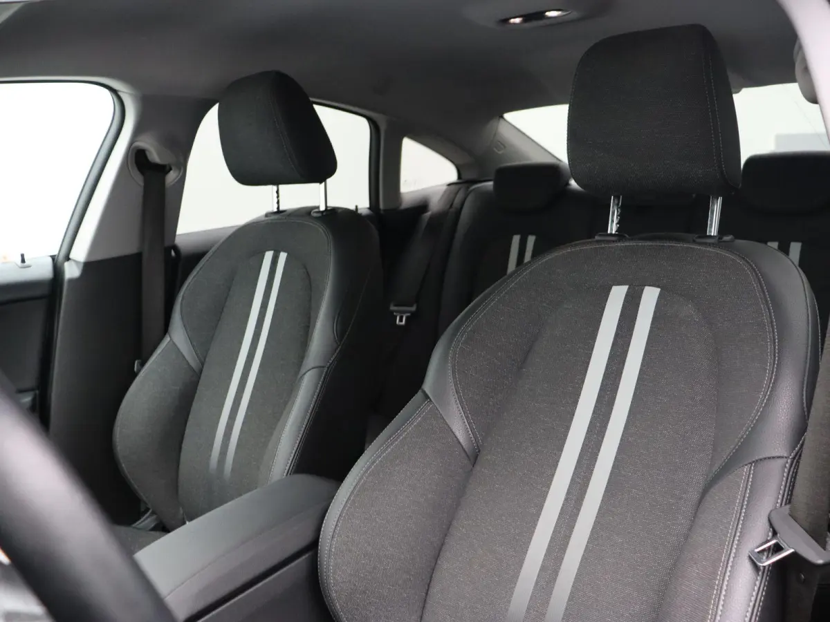 218i | Comfort Pack | Achteruitrijcamera | Elektrisch verwarmde voorstoelen | Parking Assistant | Stuurwielrand verwarmd | 17''
