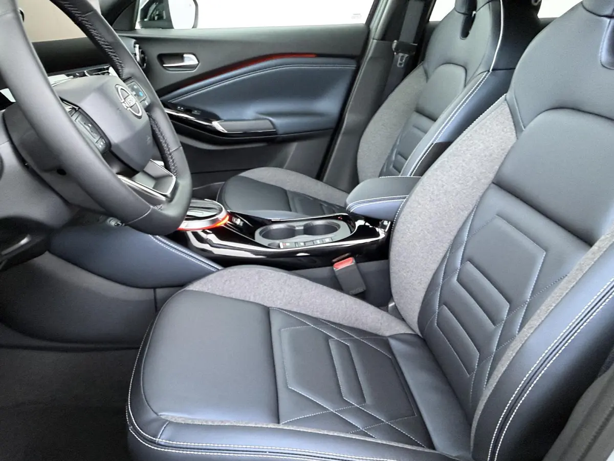 1.6 Hybrid Pulse | €3.000 voorraadvoordeel | MY26 | Midnight Blue Lederen bekleding | Stoel & stuurwielverwarming | Adaptieve cruise control (ProPilot Assist)