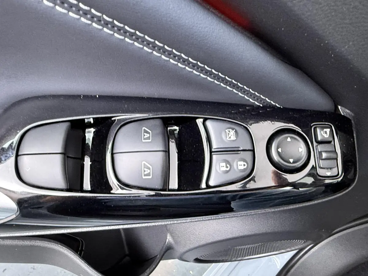 1.6 Hybrid Pulse | €3.000 voorraadvoordeel | MY26 | Midnight Blue Lederen bekleding | Stoel & stuurwielverwarming | Adaptieve cruise control (ProPilot Assist)