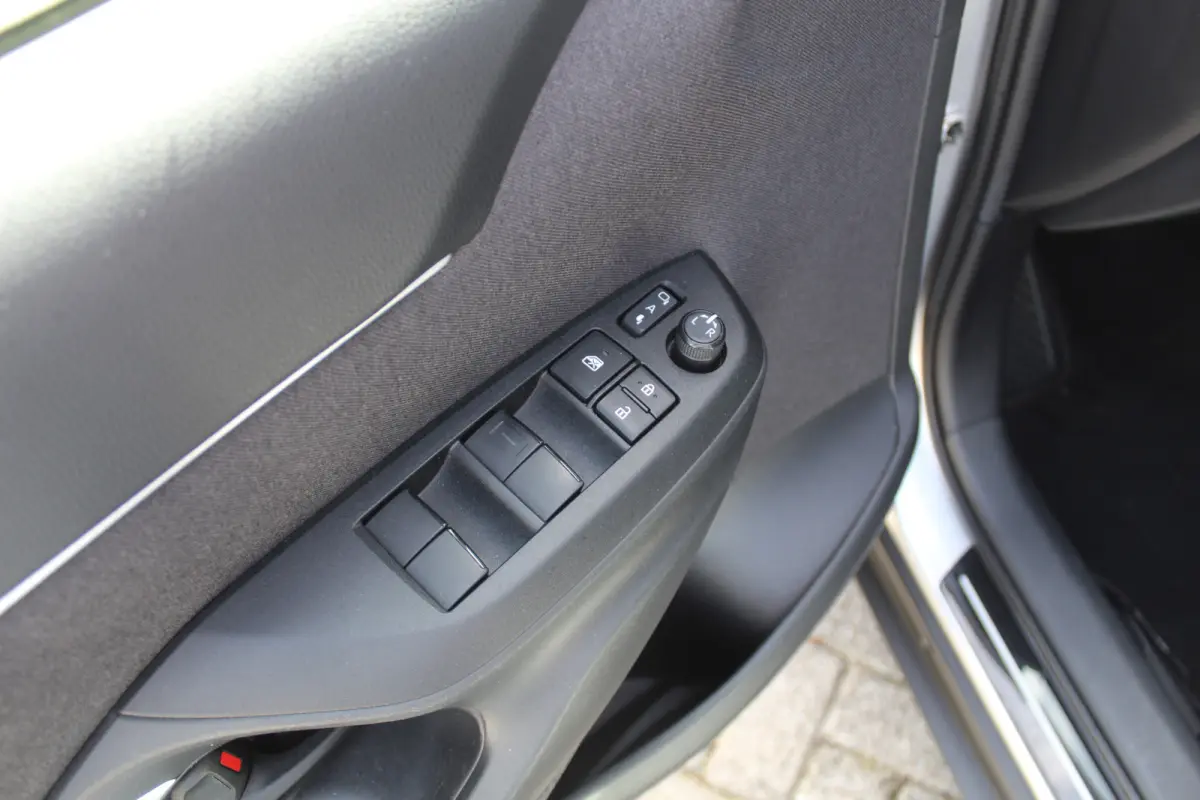 1.5 Hybrid Active Airco automatisch l  Achteruitrijcamera l Apple Carplay/Android Auto l  Grootlichtassistent