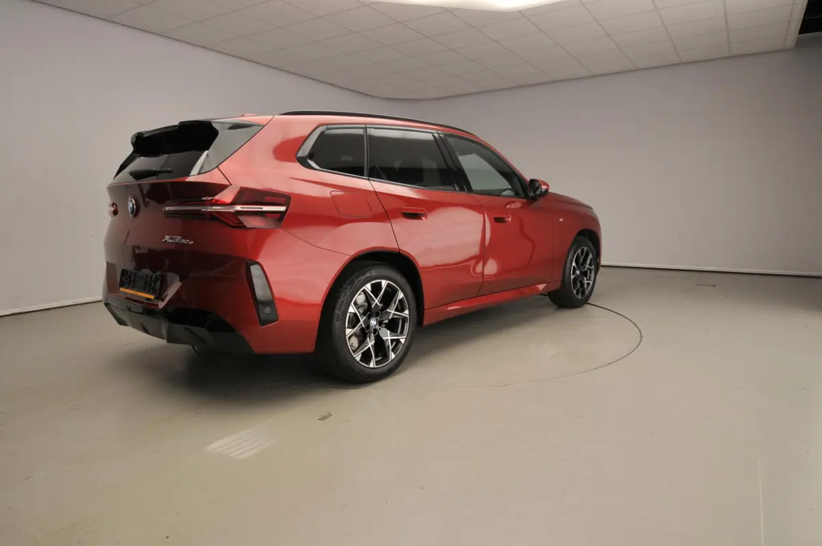 30e xDrive | M-Sportpakket | LED | HUD | Active cruise | Trekhaak | Elektr. zetels | DAB | Harman-kardon sound | Alu 19 inch