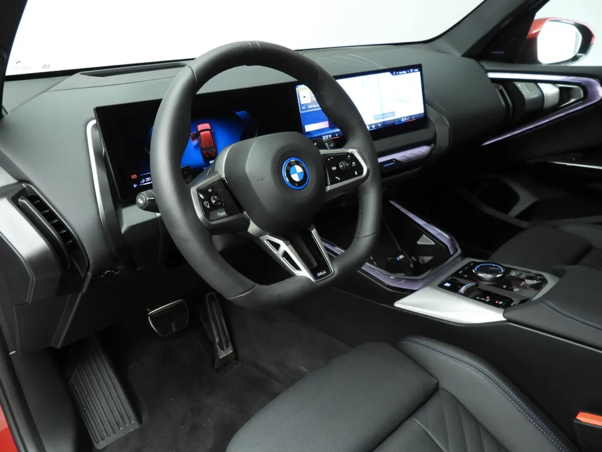 30e xDrive | M-Sportpakket | LED | HUD | Active cruise | Trekhaak | Elektr. zetels | DAB | Harman-kardon sound | Alu 19 inch