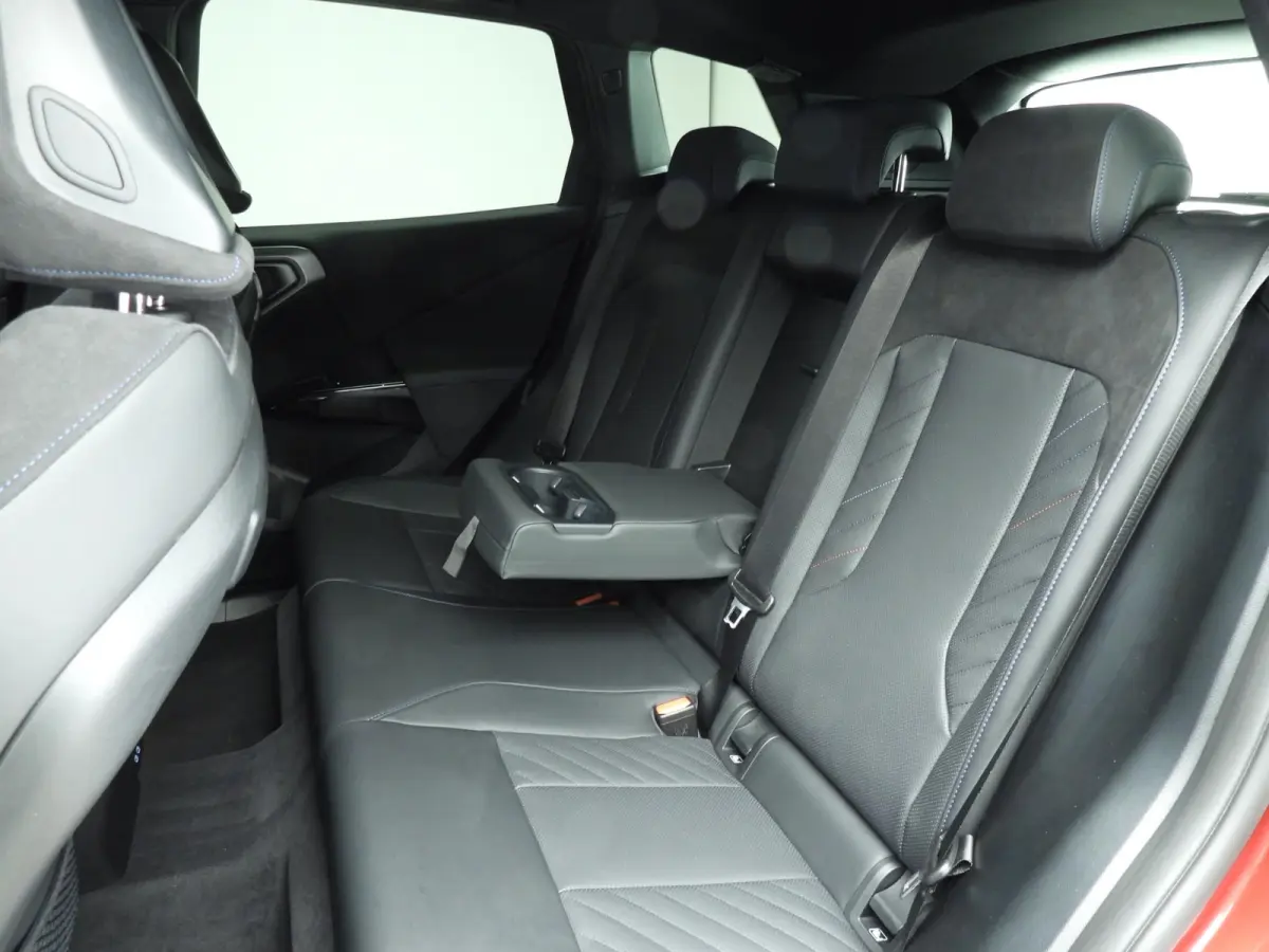 30e xDrive | M-Sportpakket | LED | HUD | Active cruise | Trekhaak | Elektr. zetels | SOH 100% | DAB | Harman-kardon sound | Alu 19 inch