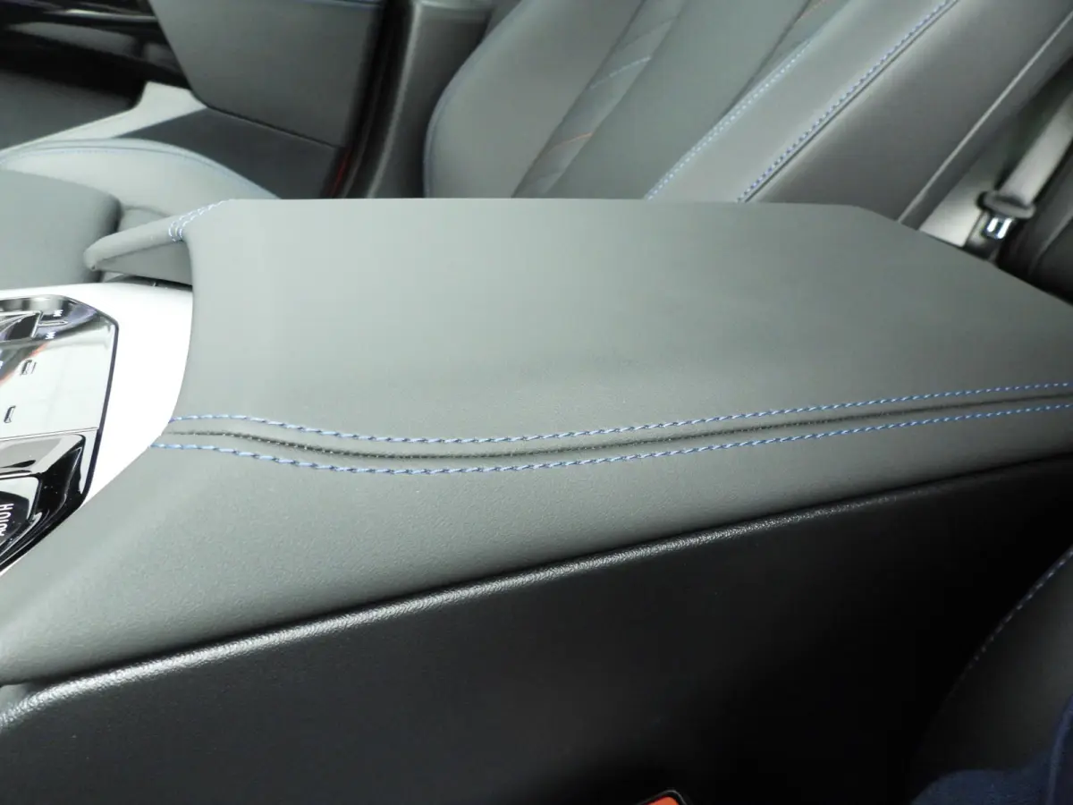 30e xDrive | M-Sportpakket | LED | HUD | Active cruise | Trekhaak | Elektr. zetels | SOH 100% | DAB | Harman-kardon sound | Alu 19 inch