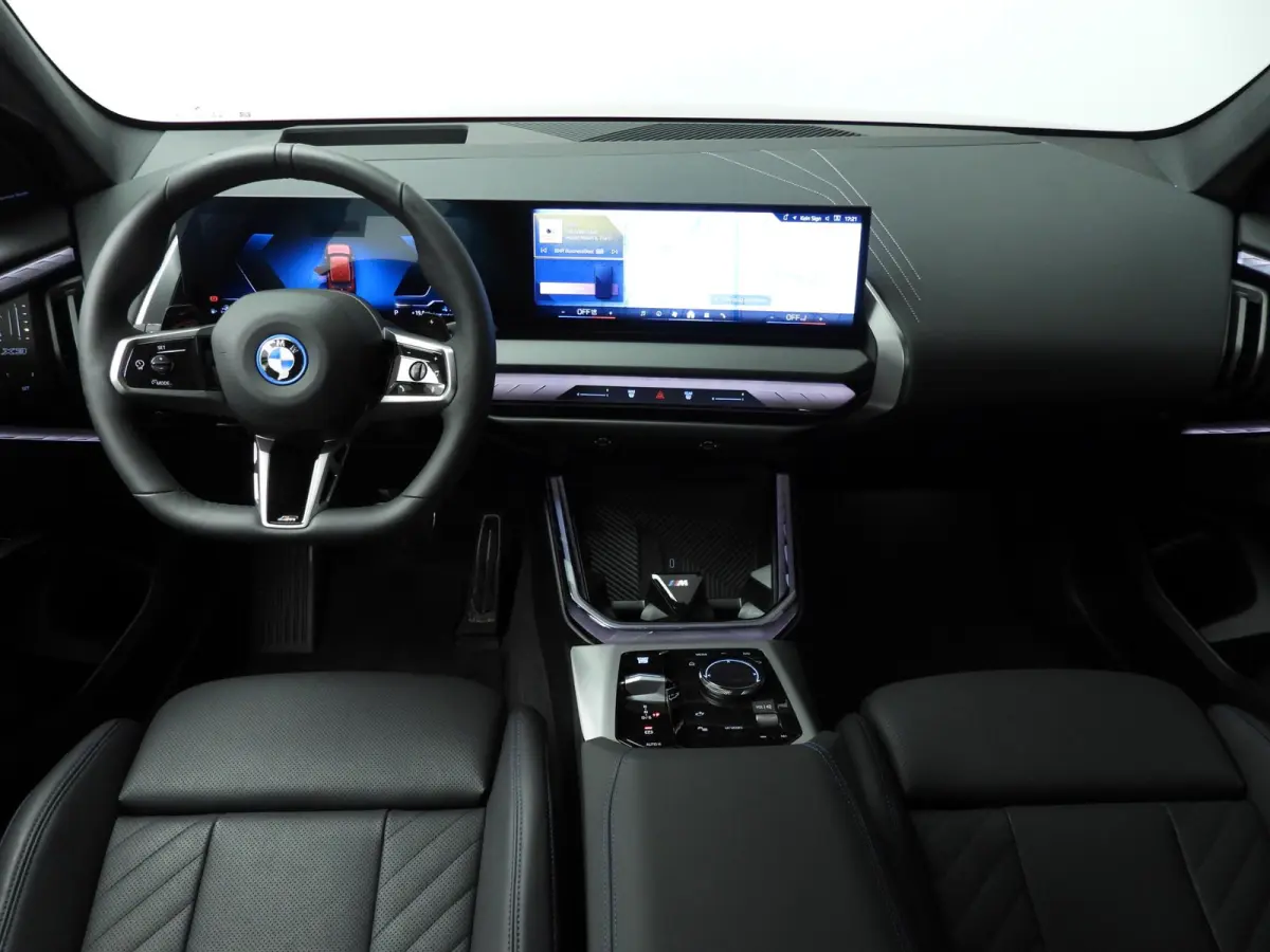 30e xDrive | M-Sportpakket | LED | HUD | Active cruise | Trekhaak | Elektr. zetels | SOH 100% | DAB | Harman-kardon sound | Alu 19 inch