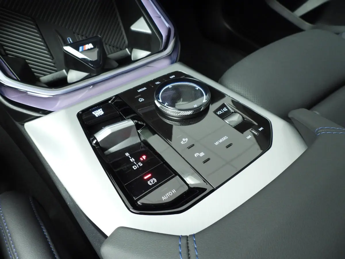 30e xDrive | M-Sportpakket | LED | HUD | Active cruise | Trekhaak | Elektr. zetels | SOH 100% | DAB | Harman-kardon sound | Alu 19 inch