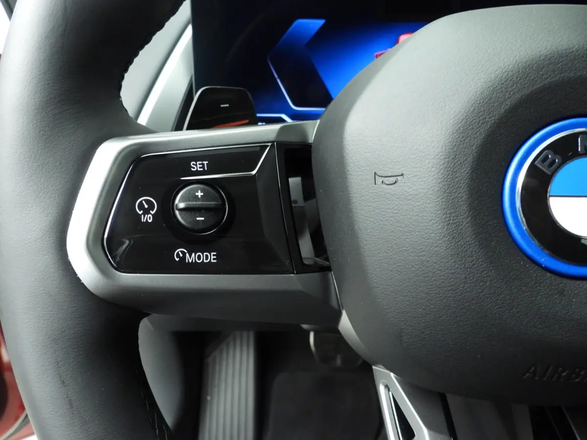 30e xDrive | M-Sportpakket | LED | HUD | Active cruise | Trekhaak | Elektr. zetels | SOH 100% | DAB | Harman-kardon sound | Alu 19 inch