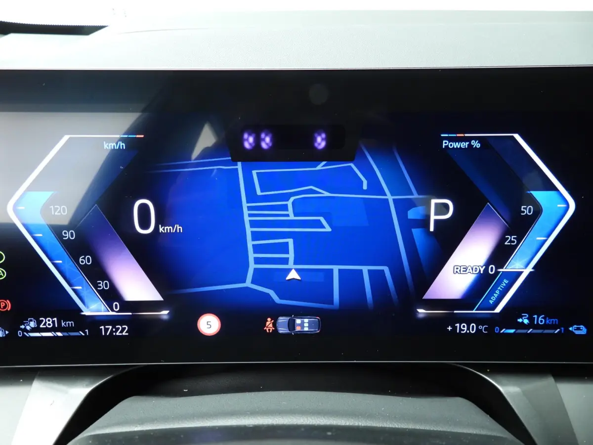 30e xDrive | M-Sportpakket | LED | HUD | Active cruise | Trekhaak | Elektr. zetels | SOH 100% | DAB | Harman-kardon sound | Alu 19 inch
