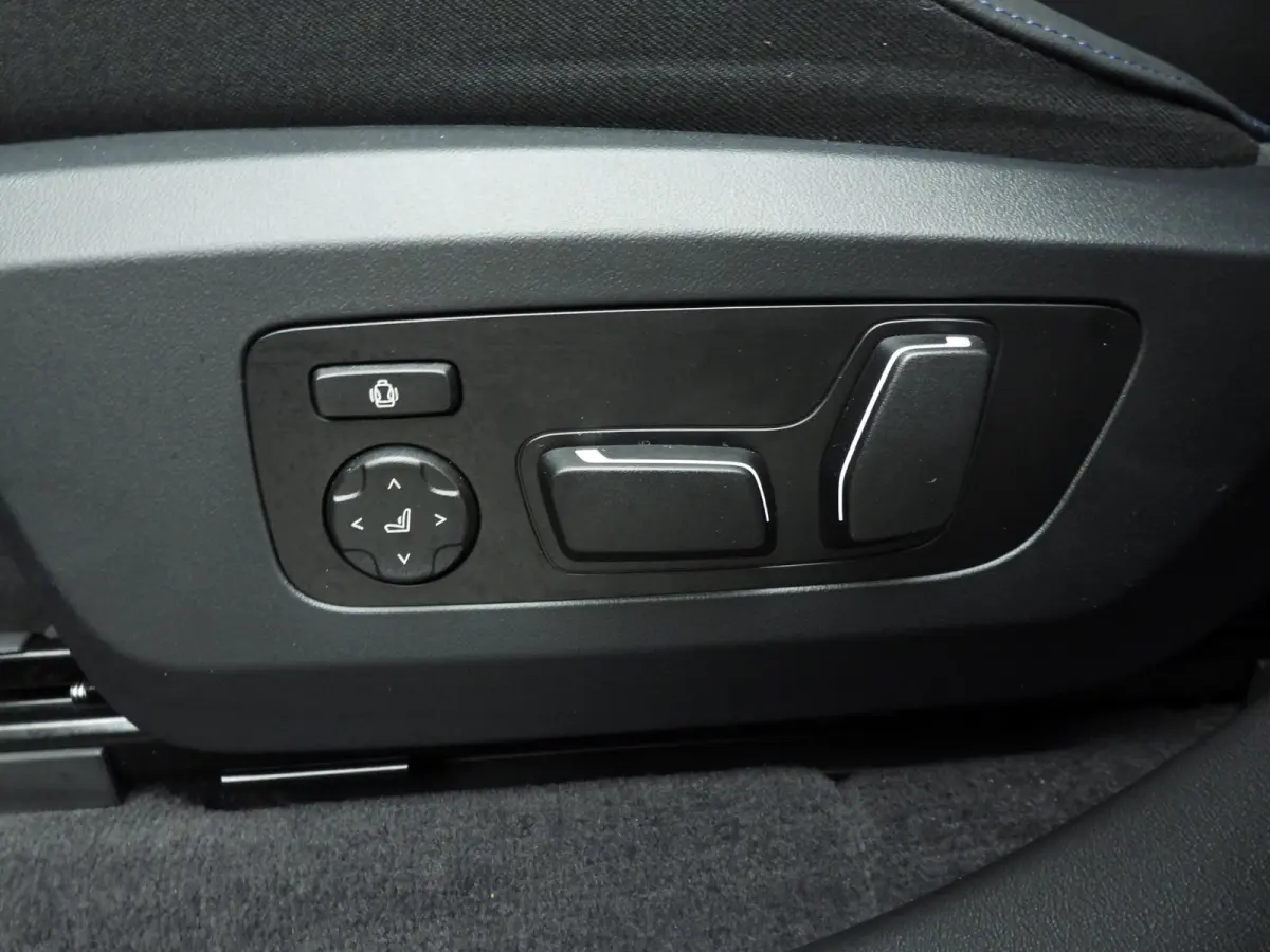 30e xDrive | M-Sportpakket | LED | HUD | Active cruise | Trekhaak | Elektr. zetels | SOH 100% | DAB | Harman-kardon sound | Alu 19 inch