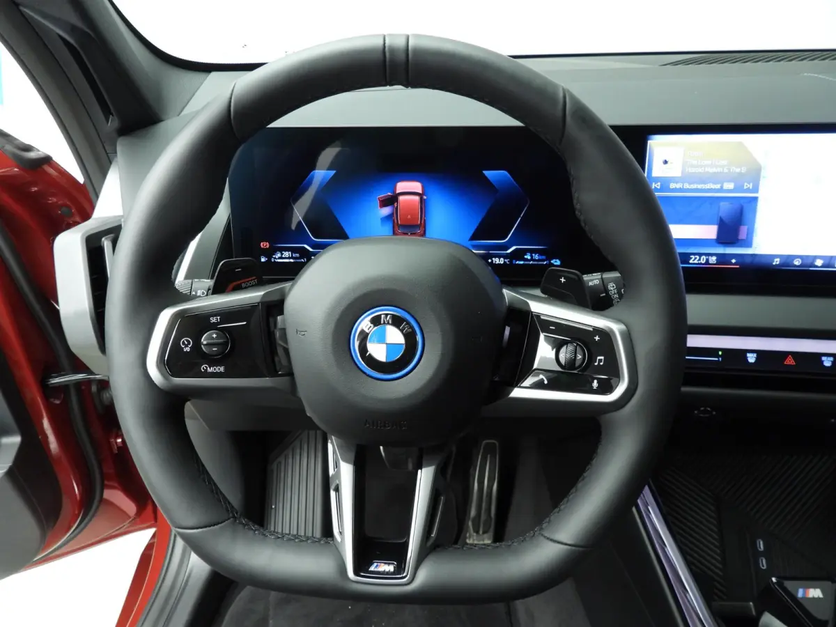 30e xDrive | M-Sportpakket | LED | HUD | Active cruise | Trekhaak | Elektr. zetels | SOH 100% | DAB | Harman-kardon sound | Alu 19 inch