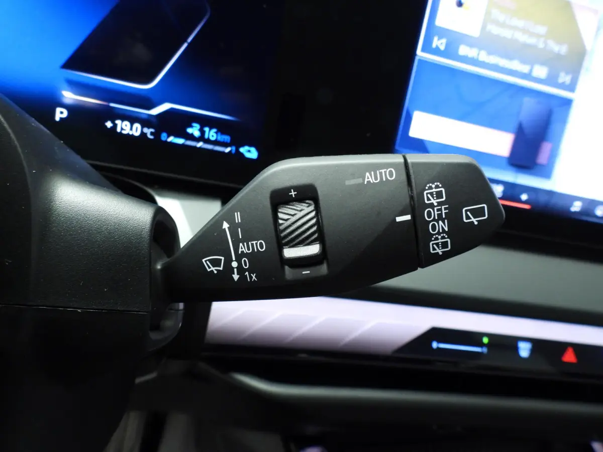 30e xDrive | M-Sportpakket | LED | HUD | Active cruise | Trekhaak | Elektr. zetels | SOH 100% | DAB | Harman-kardon sound | Alu 19 inch