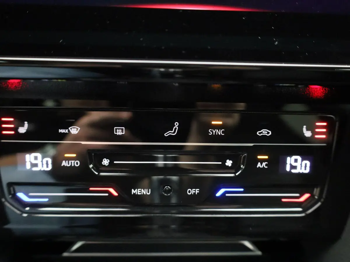 1.4 TSI eHybrid R-Line Business+ | PANORAMADAK | 360 CAMERA | MEMORY | TREKHAAK | ELEKTRISCHE KOFFERKLEP | STOELVERWARMING | KEYLESS | VIRTUAL COCKPIT | ADAPTIVE CRUISE CONTROL | LANE ASSIST