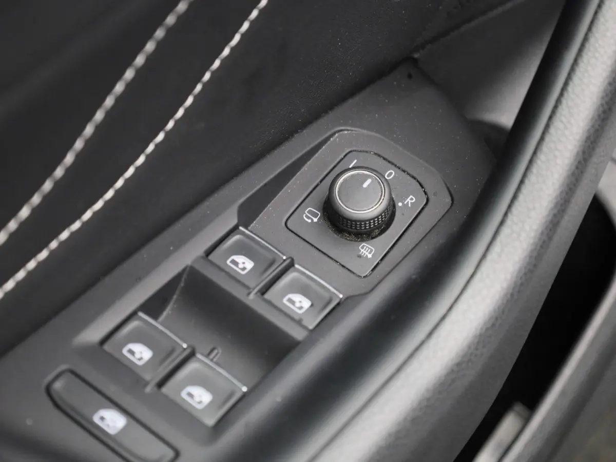 1.4 TSI eHybrid R-Line Business+ | PANORAMADAK | 360 CAMERA | MEMORY | TREKHAAK | ELEKTRISCHE KOFFERKLEP | STOELVERWARMING | KEYLESS | VIRTUAL COCKPIT | ADAPTIVE CRUISE CONTROL | LANE ASSIST