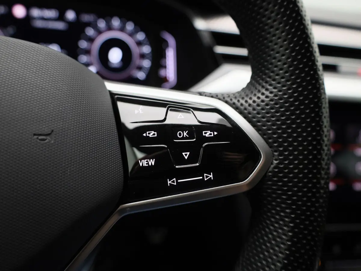 1.4 TSI eHybrid R-Line Business+ | PANORAMADAK | 360 CAMERA | MEMORY | TREKHAAK | ELEKTRISCHE KOFFERKLEP | STOELVERWARMING | KEYLESS | VIRTUAL COCKPIT | ADAPTIVE CRUISE CONTROL | LANE ASSIST