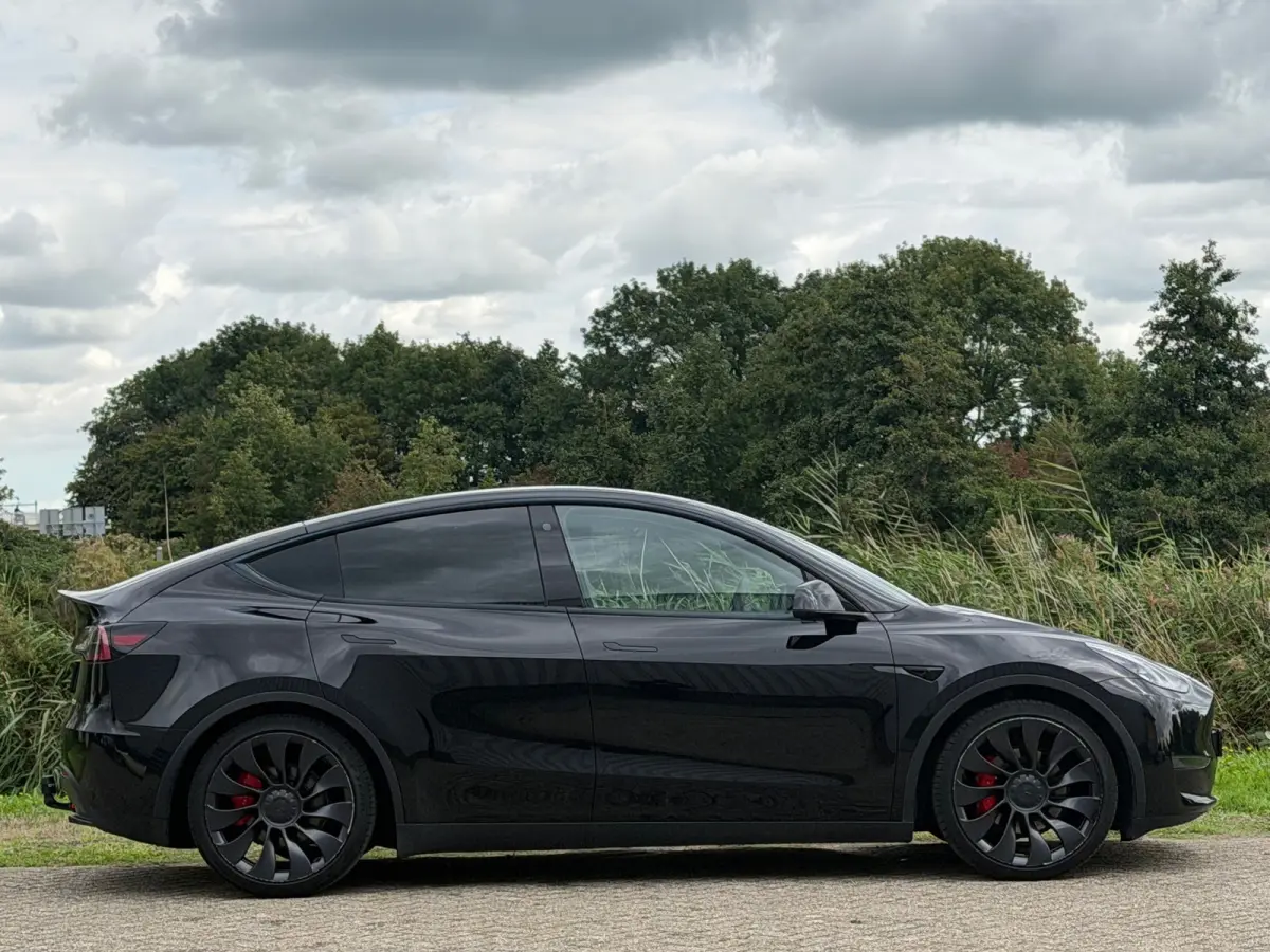 Performance AWD 75 kWh - Solid Black - Panorama/Trekhaak