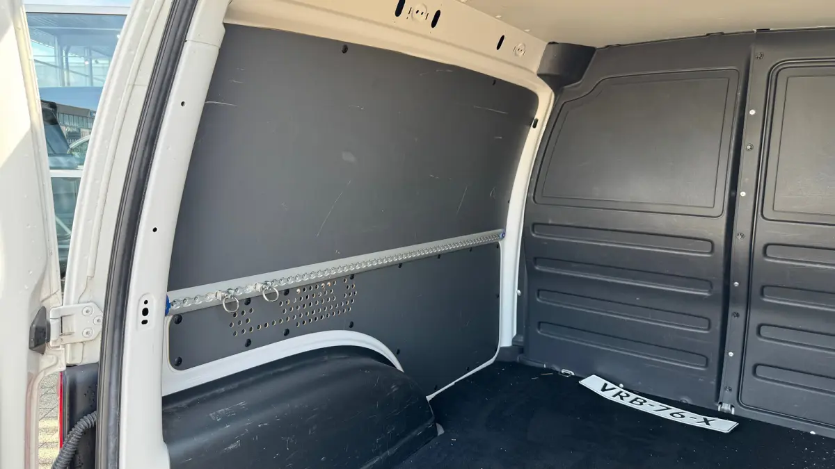 2.0 TDI (EUR6) 102PK UNIEK 18.780 KM | RVS imperiaal en sidebars | Airco | PDC | Trekhaak