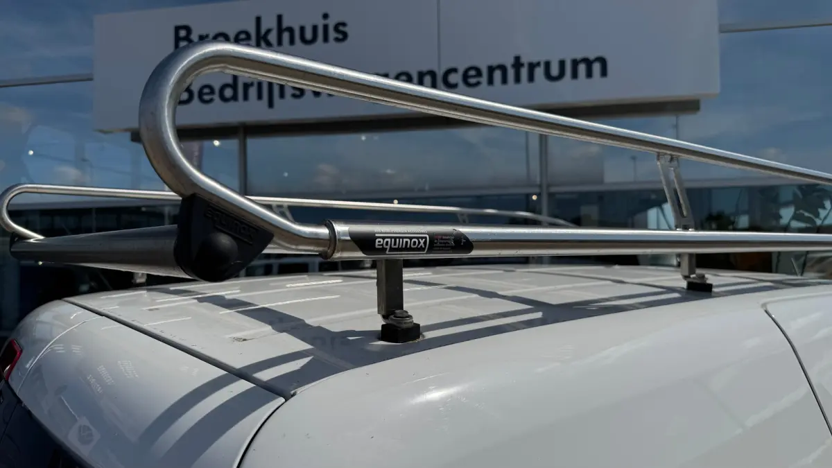 2.0 TDI (EUR6) 102PK UNIEK 18.780 KM | RVS imperiaal en sidebars | Airco | PDC | Trekhaak