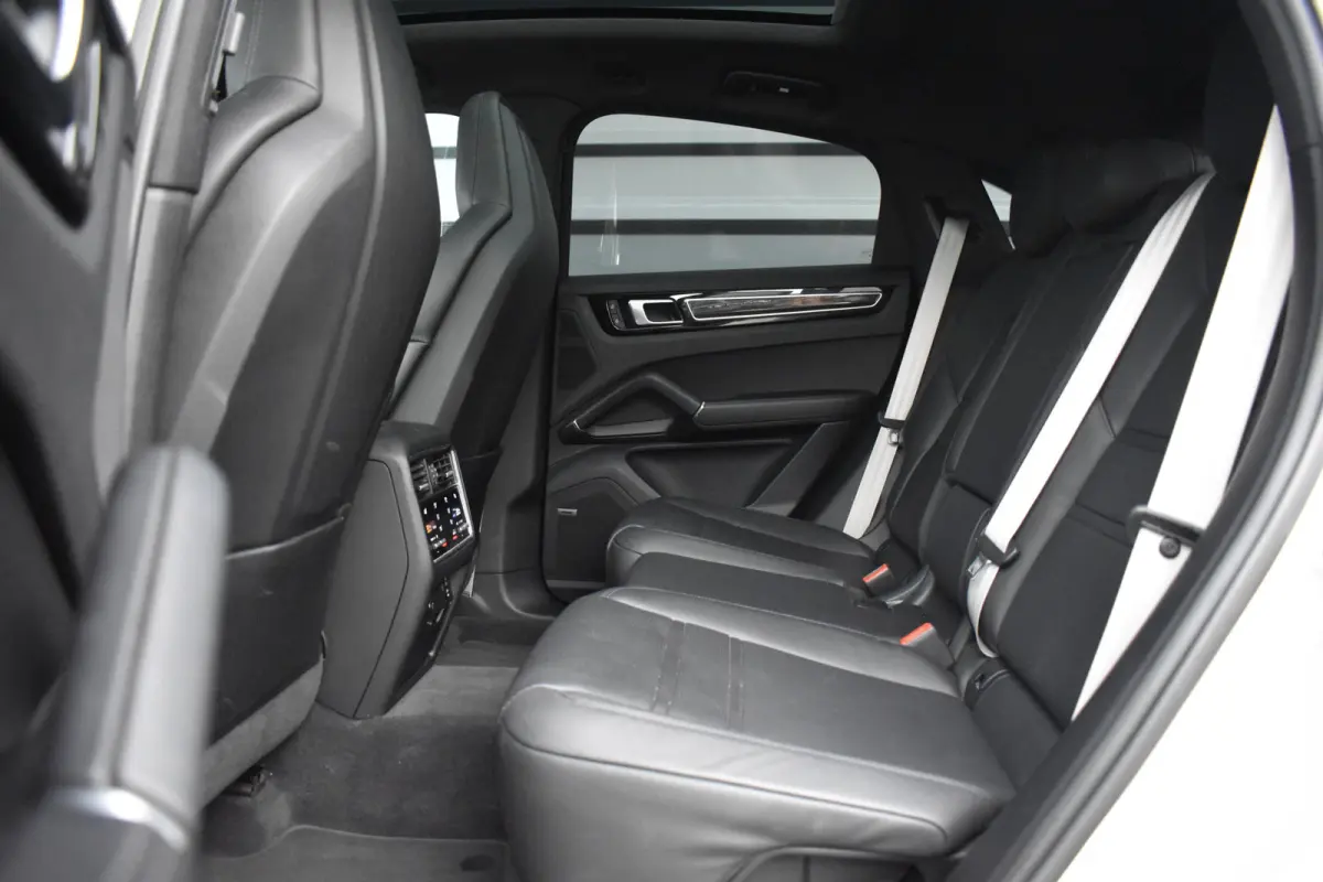 3.0 E-Hybrid Platinum Edition SportDesign *Krijt* | Sportuitlaat | ACC | Trekhaak | Ventilatie | Achterasbesturing | Bose | Head-Up | 22'' Wielen |