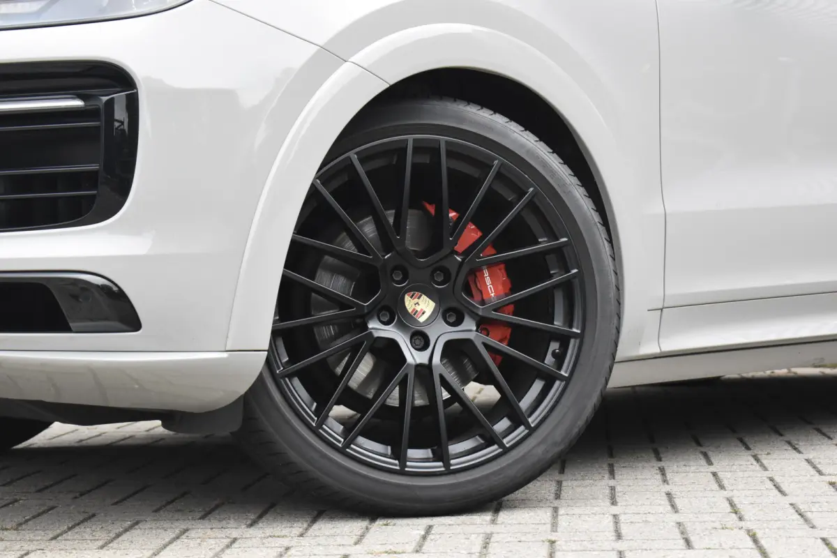3.0 E-Hybrid Platinum Edition SportDesign *Krijt* | Sportuitlaat | ACC | Trekhaak | Ventilatie | Achterasbesturing | Bose | Head-Up | 22'' Wielen |
