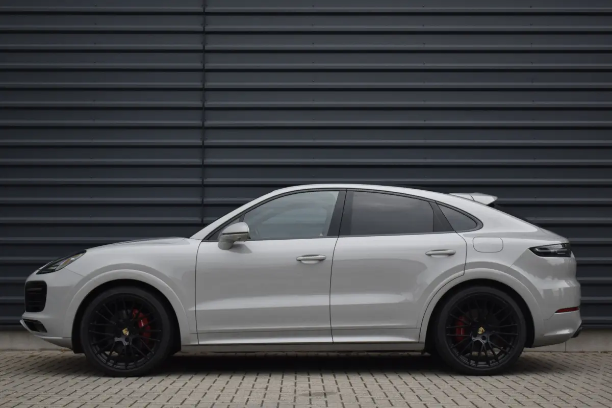 3.0 E-Hybrid Platinum Edition SportDesign *Krijt* | Sportuitlaat | ACC | Trekhaak | Ventilatie | Achterasbesturing | Bose | Head-Up | 22'' Wielen |
