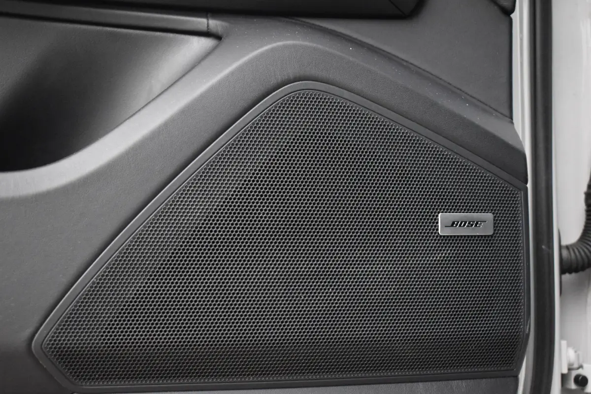 3.0 E-Hybrid Platinum Edition SportDesign *Krijt* | Sportuitlaat | ACC | Trekhaak | Ventilatie | Achterasbesturing | Bose | Head-Up | 22'' Wielen |