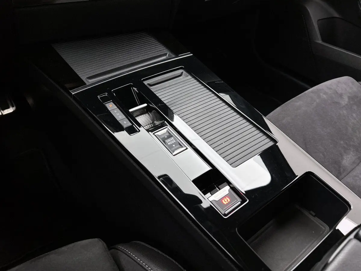 54 kWh GS | Head-up display | Alcantara | Stoel en stuurverwarming |