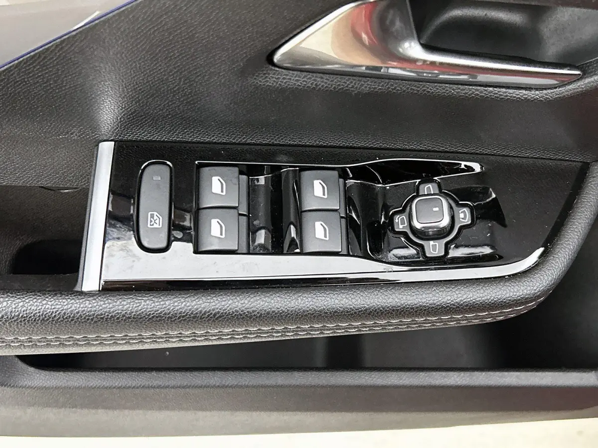54 kWh GS | Head-up display | Alcantara | Stoel en stuurverwarming |