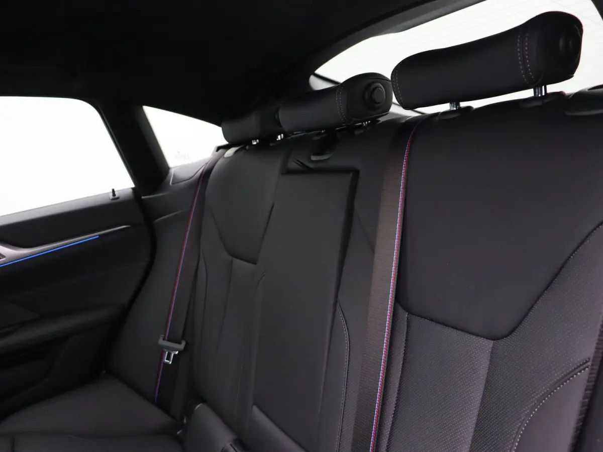 eDrive35 M Sportpakket Pro | Achteruitrijcamera | Schuifdak | Active Cruise Control | Harman Kardon | Parking Assistant | Elektrisch verwarmde voorstoelen | 19''