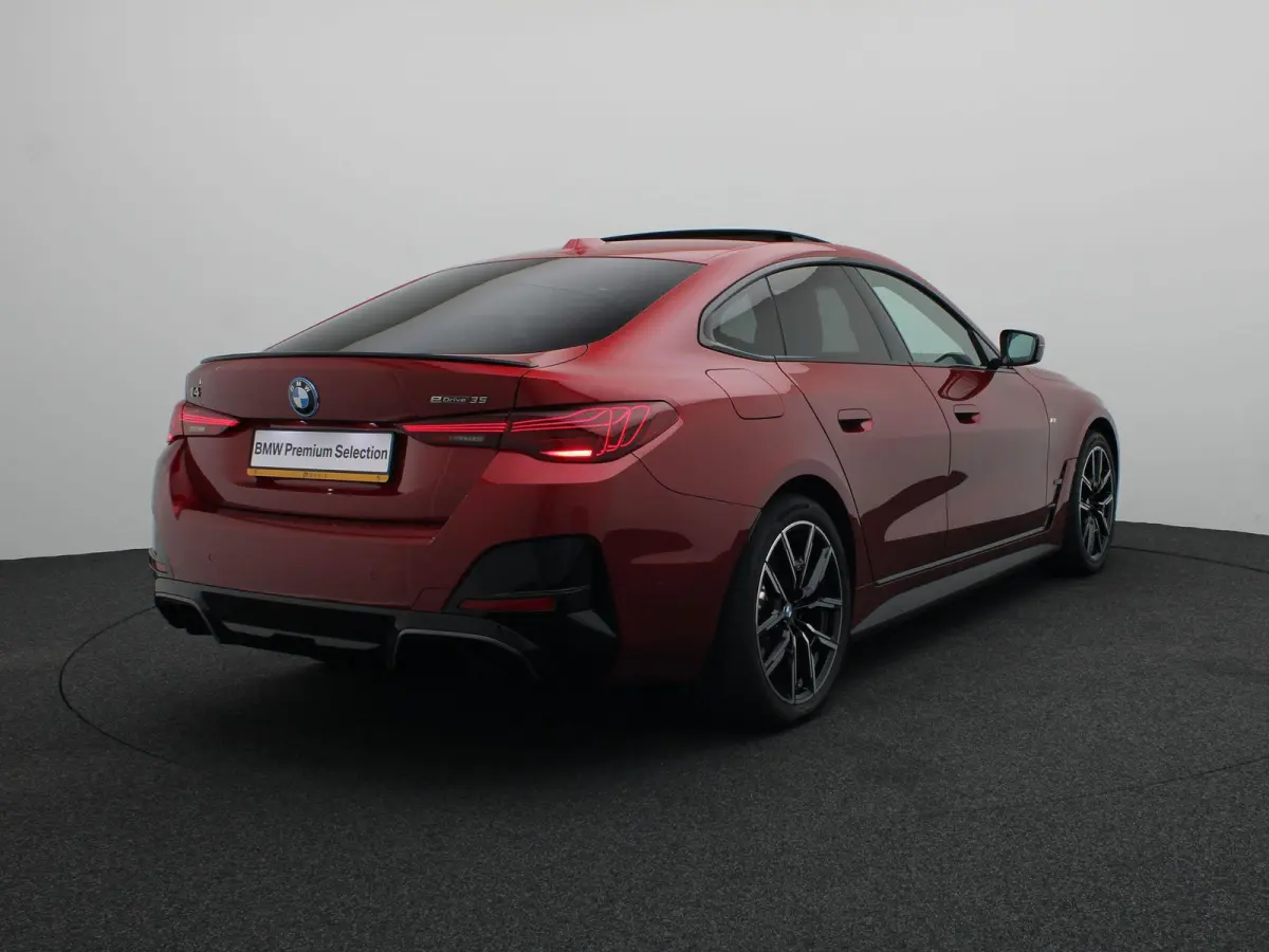 eDrive35 M Sportpakket Pro | Achteruitrijcamera | Schuifdak | Active Cruise Control | Harman Kardon | Parking Assistant | Elektrisch verwarmde voorstoelen | 19''