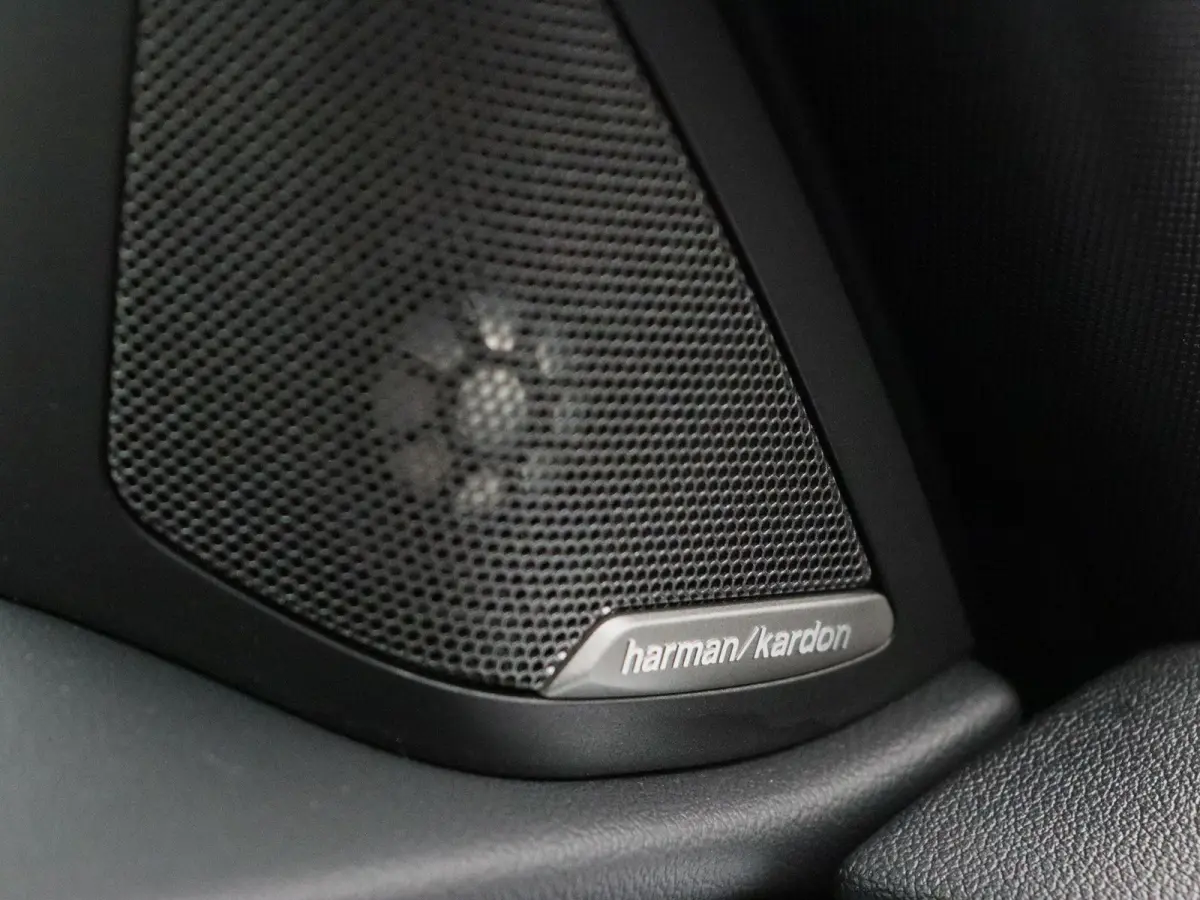 eDrive35 M Sportpakket Pro | Achteruitrijcamera | Schuifdak | Active Cruise Control | Harman Kardon | Parking Assistant | Elektrisch verwarmde voorstoelen | 19''