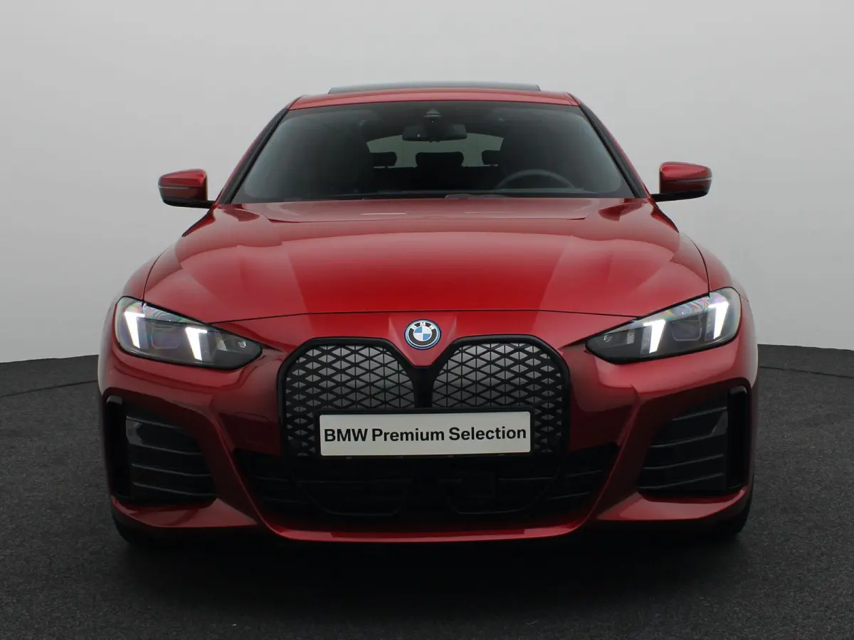 eDrive35 M Sportpakket Pro | Achteruitrijcamera | Schuifdak | Active Cruise Control | Harman Kardon | Parking Assistant | Elektrisch verwarmde voorstoelen | 19''