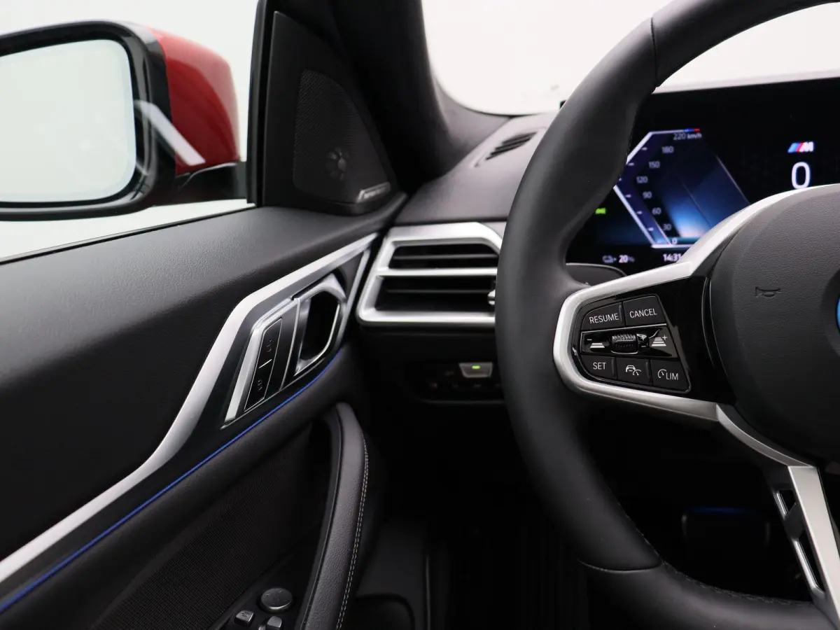 eDrive35 M Sportpakket Pro | Achteruitrijcamera | Schuifdak | Active Cruise Control | Harman Kardon | Parking Assistant | Elektrisch verwarmde voorstoelen | 19''