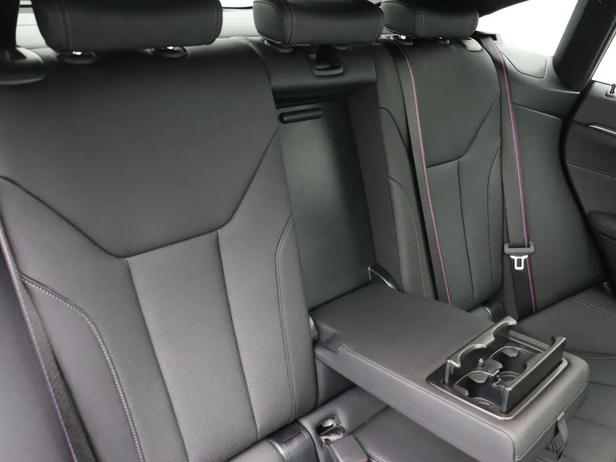 eDrive35 M Sportpakket Pro | Achteruitrijcamera | Schuifdak | Active Cruise Control | Harman Kardon | Parking Assistant | Elektrisch verwarmde voorstoelen | 19''