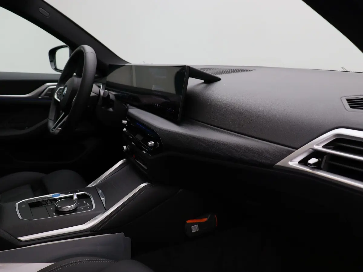 eDrive35 M Sportpakket Pro | Achteruitrijcamera | Schuifdak | Active Cruise Control | Harman Kardon | Parking Assistant | Elektrisch verwarmde voorstoelen | 19''