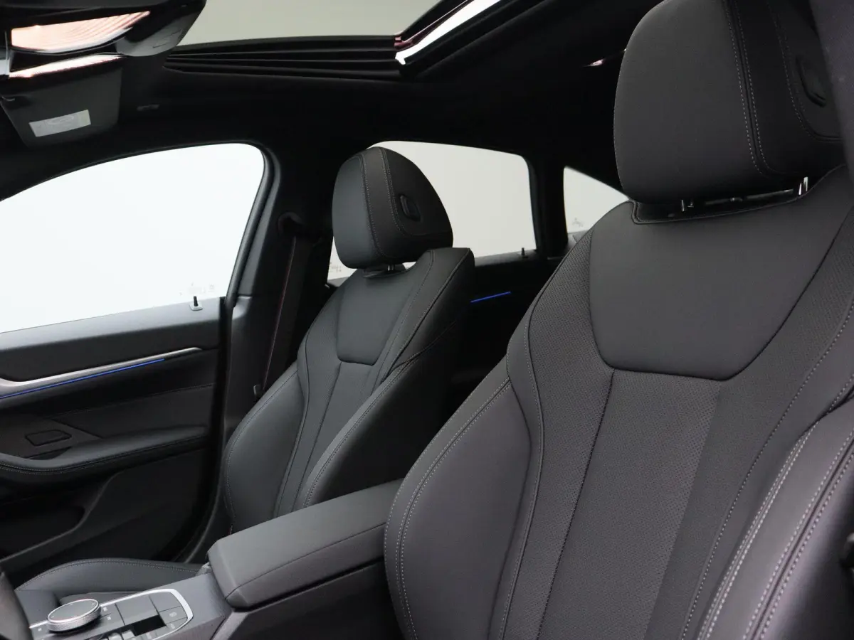 eDrive35 M Sportpakket Pro | Achteruitrijcamera | Schuifdak | Active Cruise Control | Harman Kardon | Parking Assistant | Elektrisch verwarmde voorstoelen | 19''