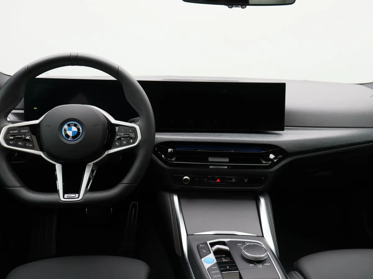 eDrive35 M Sportpakket Pro | Achteruitrijcamera | Schuifdak | Active Cruise Control | Harman Kardon | Parking Assistant | Elektrisch verwarmde voorstoelen | 19''