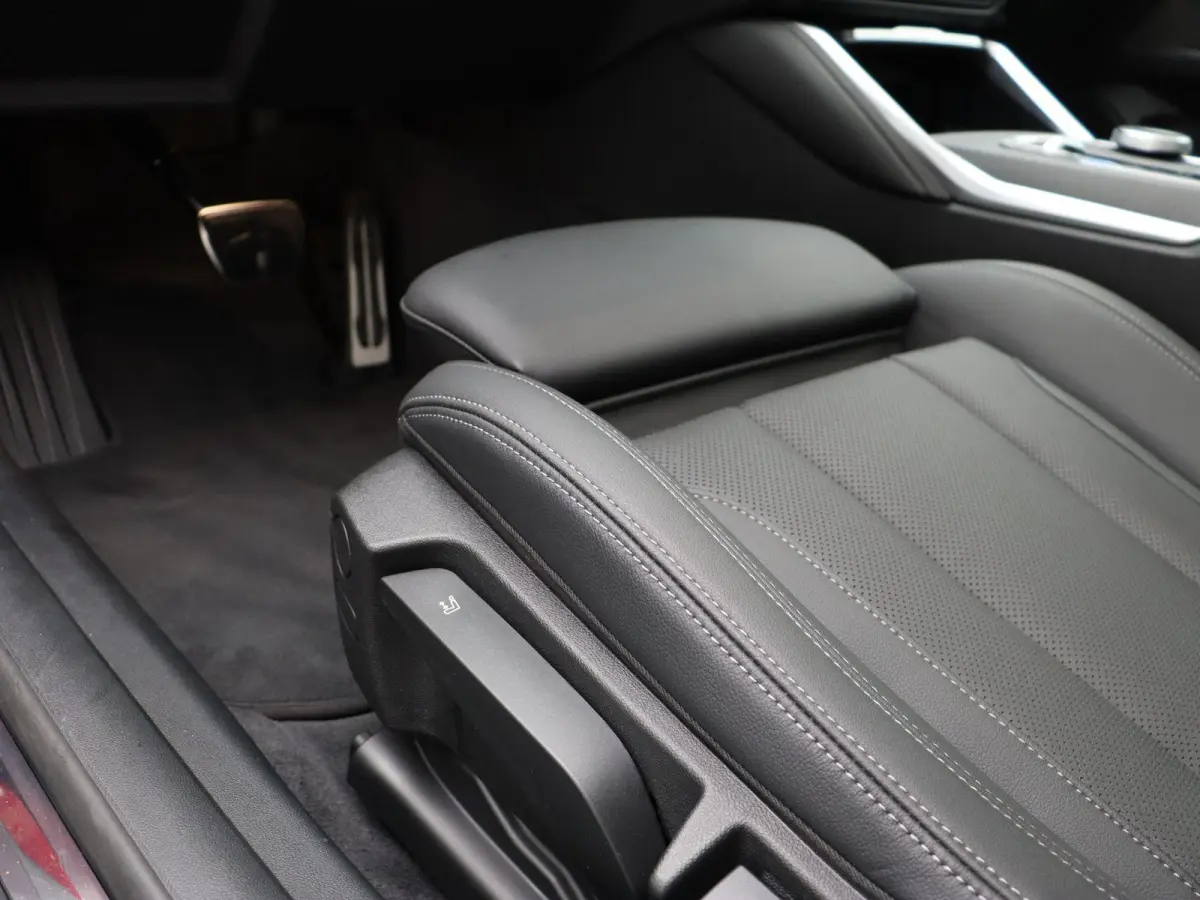 eDrive35 M Sportpakket Pro | Achteruitrijcamera | Schuifdak | Active Cruise Control | Harman Kardon | Parking Assistant | Elektrisch verwarmde voorstoelen | 19''