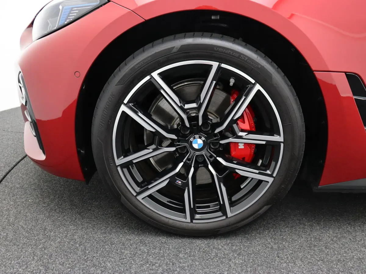 eDrive35 M Sportpakket Pro | Achteruitrijcamera | Schuifdak | Active Cruise Control | Harman Kardon | Parking Assistant | Elektrisch verwarmde voorstoelen | 19''
