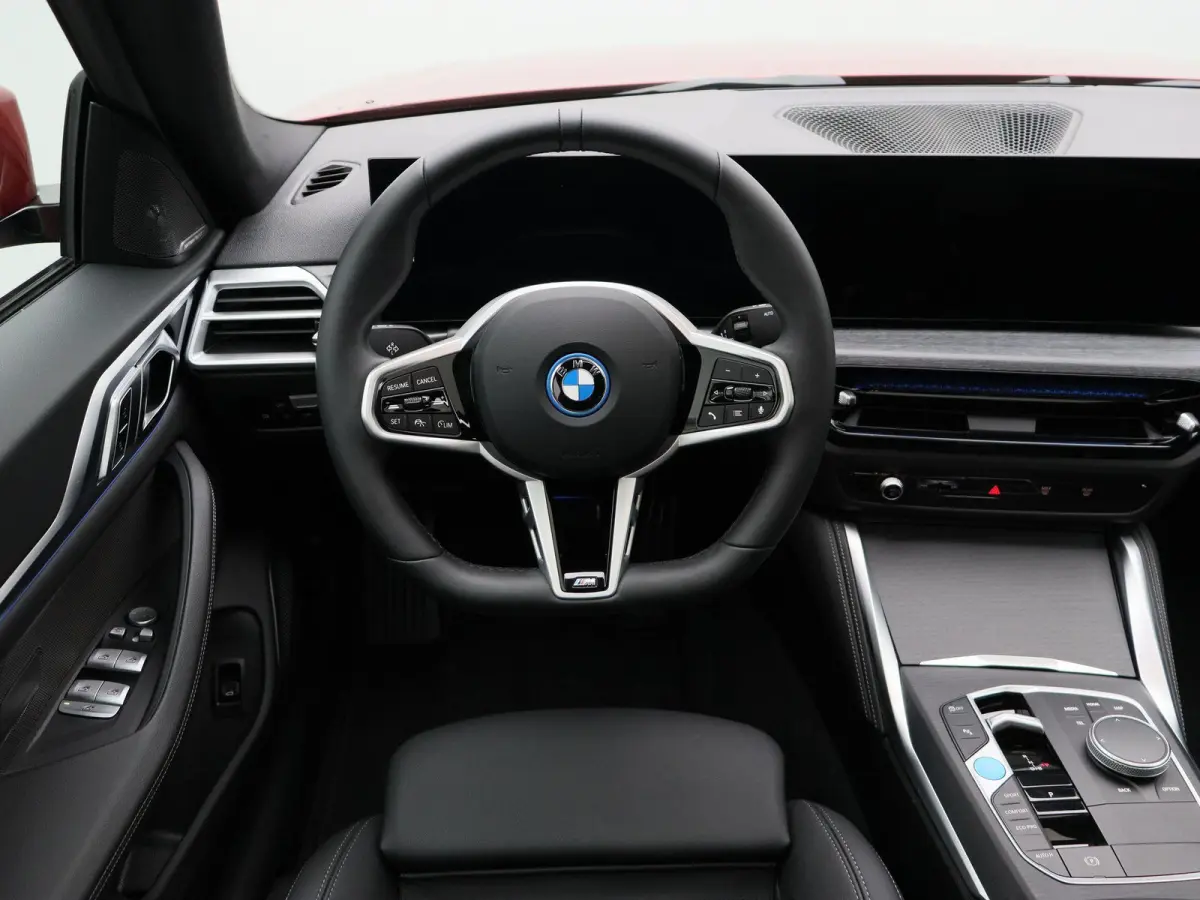 eDrive35 M Sportpakket Pro | Achteruitrijcamera | Schuifdak | Active Cruise Control | Harman Kardon | Parking Assistant | Elektrisch verwarmde voorstoelen | 19''