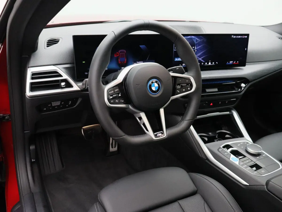 eDrive35 M Sportpakket Pro | Achteruitrijcamera | Schuifdak | Active Cruise Control | Harman Kardon | Parking Assistant | Elektrisch verwarmde voorstoelen | 19''