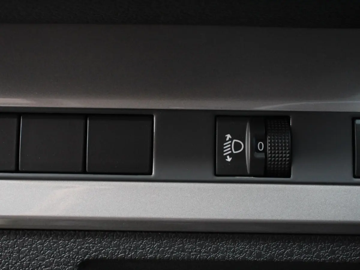 1.5 Diesel 120pk L3 Apple Carplay /  Android Auto Parkeersensoren V+A Trekhaak Camera Navigatie Cruise Control LED koplampen houten afwerking laadruimte